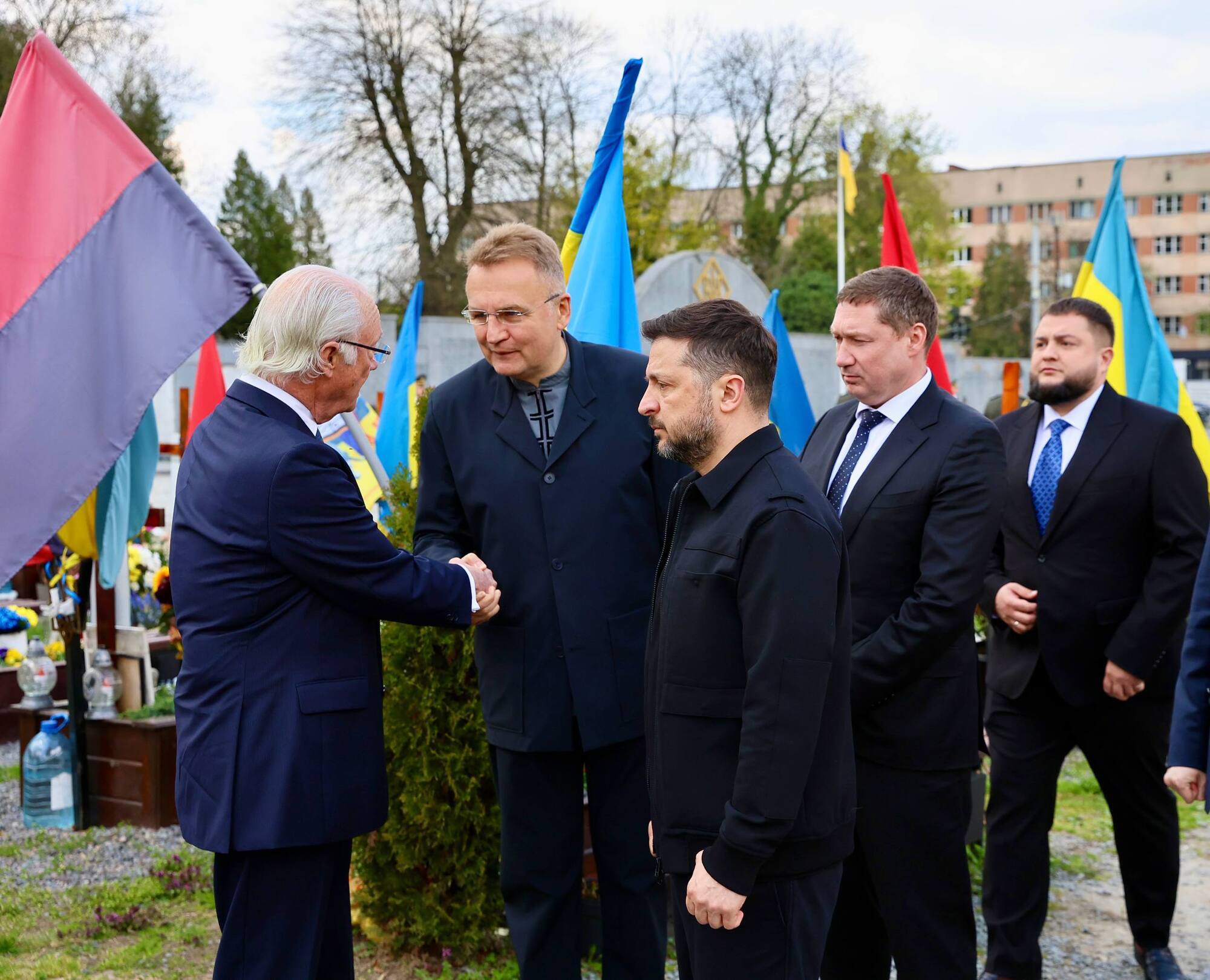 Король Швеции прибыл в Украину впервые за 14 лет и почтил с Зеленским память погибших защитников. Видео