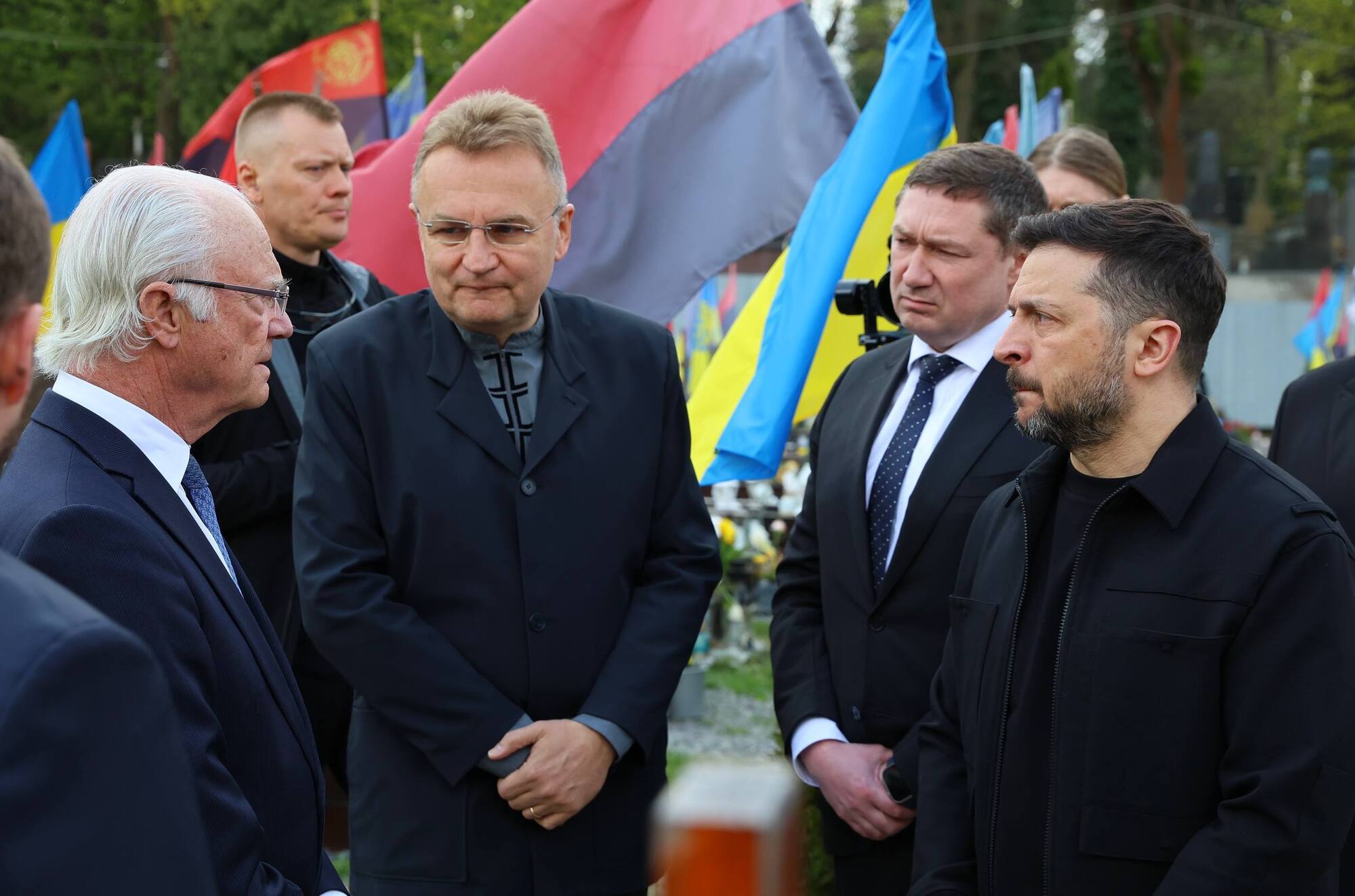 Король Швеции прибыл в Украину впервые за 14 лет и почтил с Зеленским память погибших защитников. Видео