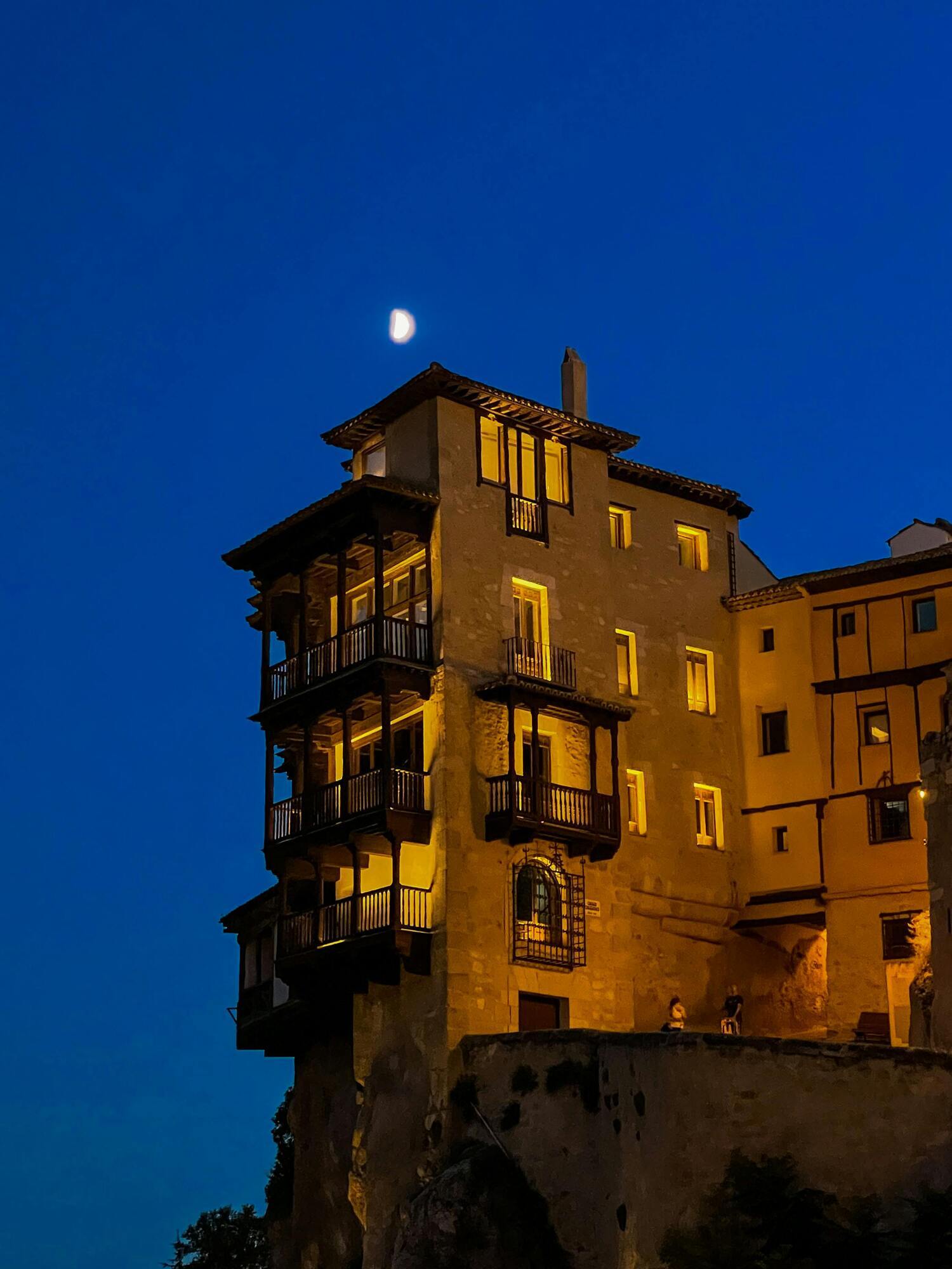 В Іспанії є місто, де будинки "висять" у повітрі: як так вийшло