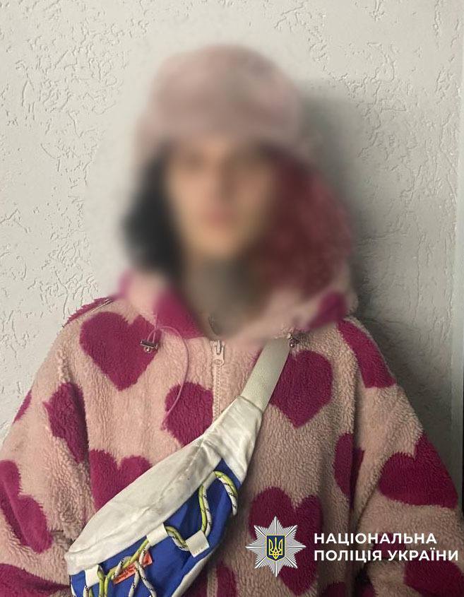 У Києві чоловік намалював графіті в салоні трамвая, а потім рятувався втечею: історія отримала продовження. Фото