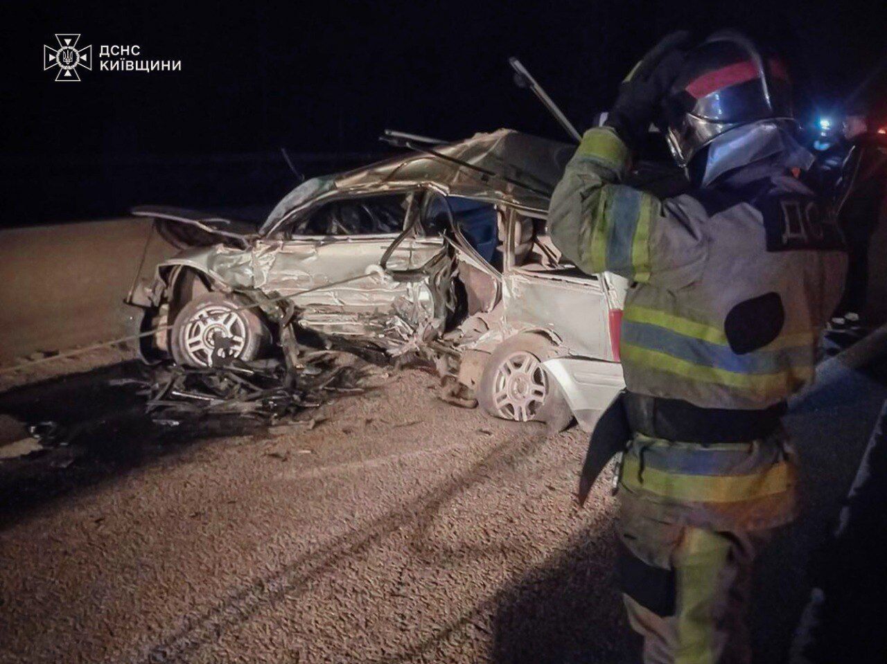 На Київщині сталась ДТП за участі двох легковиків: загиблого водія з понівеченого авто діставали рятувальники. Фото