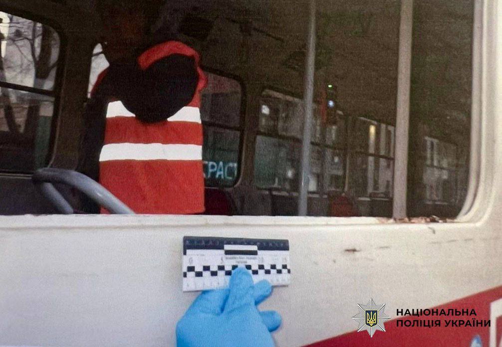 У Києві чоловік намалював графіті в салоні трамвая, а потім рятувався втечею: історія отримала продовження. Фото