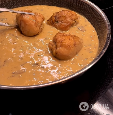 Соковита курка у вершково-грибному соусі: як смачно приготувати на сковорідці для вечері