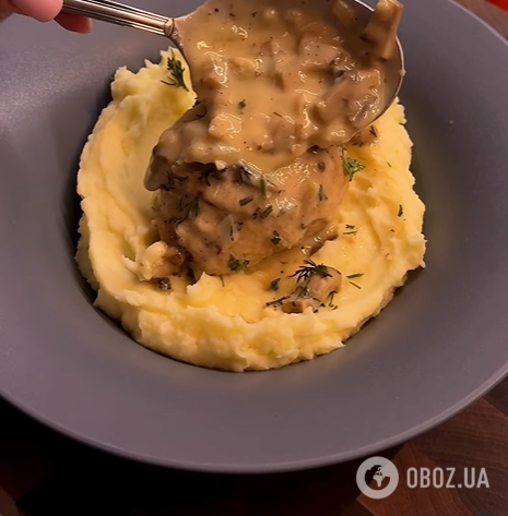 Соковита курка у вершково-грибному соусі: як смачно приготувати на сковорідці для вечері
