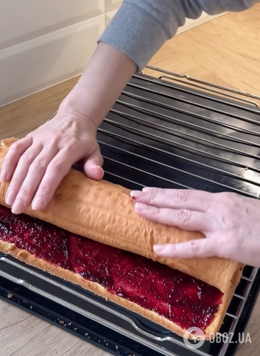 Простіше за будь-який торт: смачний бісквітний рулет до чаю