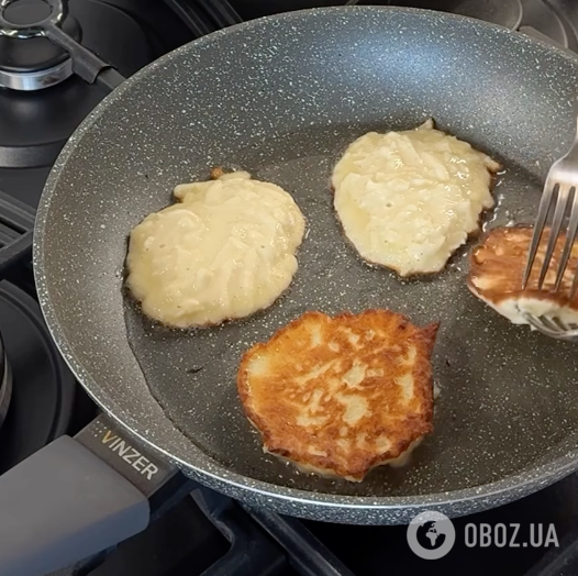 Смачні яблучні оладки на ідеальному тісті на кефірі: ділимося рецептом