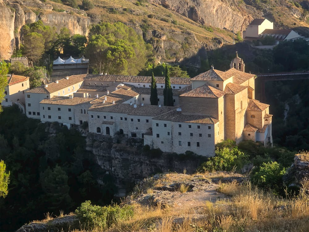 В Іспанії є місто, де будинки "висять" у повітрі: як так вийшло
