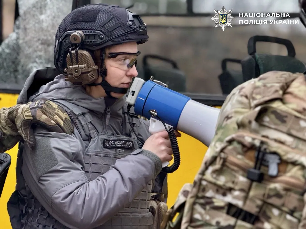 "Взяла на себе надскладну місію": що відомо про перемовницю, яка намагалась встановити контакт зі стрільцем у Києві. Фото