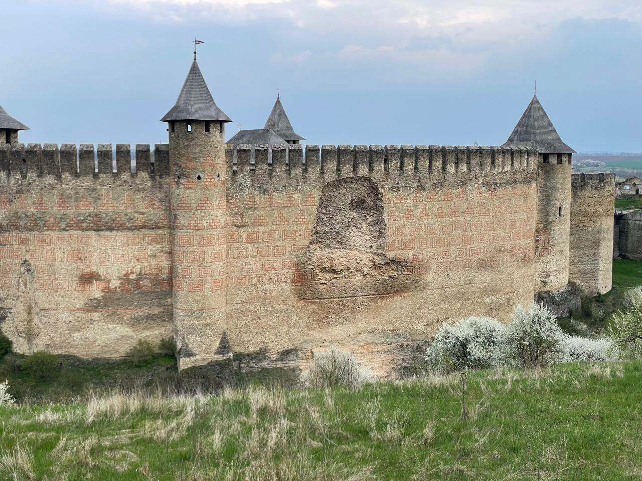 У Хотині частково обвалилася стіна історичної фортеці: момент потрапив на відео