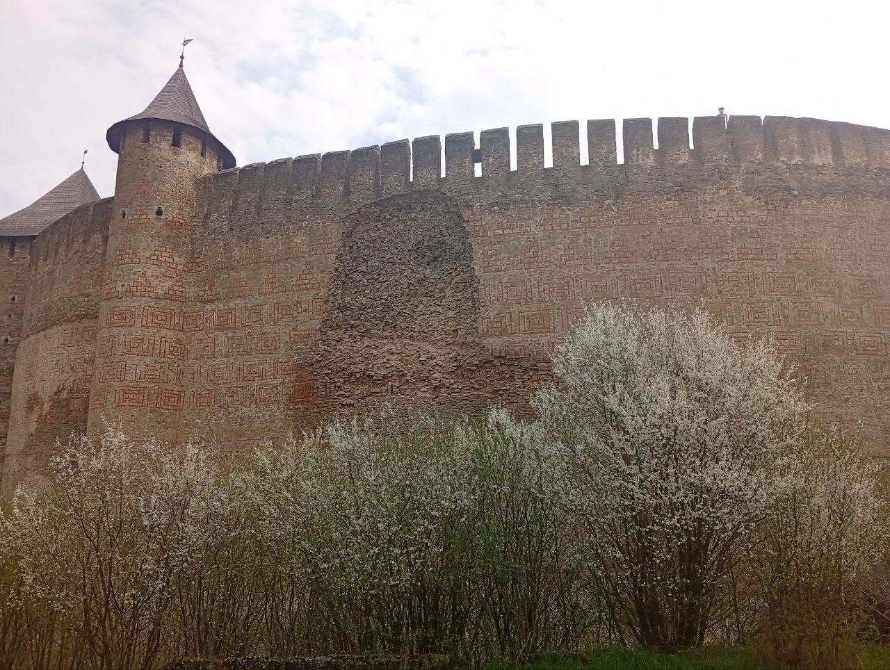 У Хотині частково обвалилася стіна історичної фортеці: момент потрапив на відео