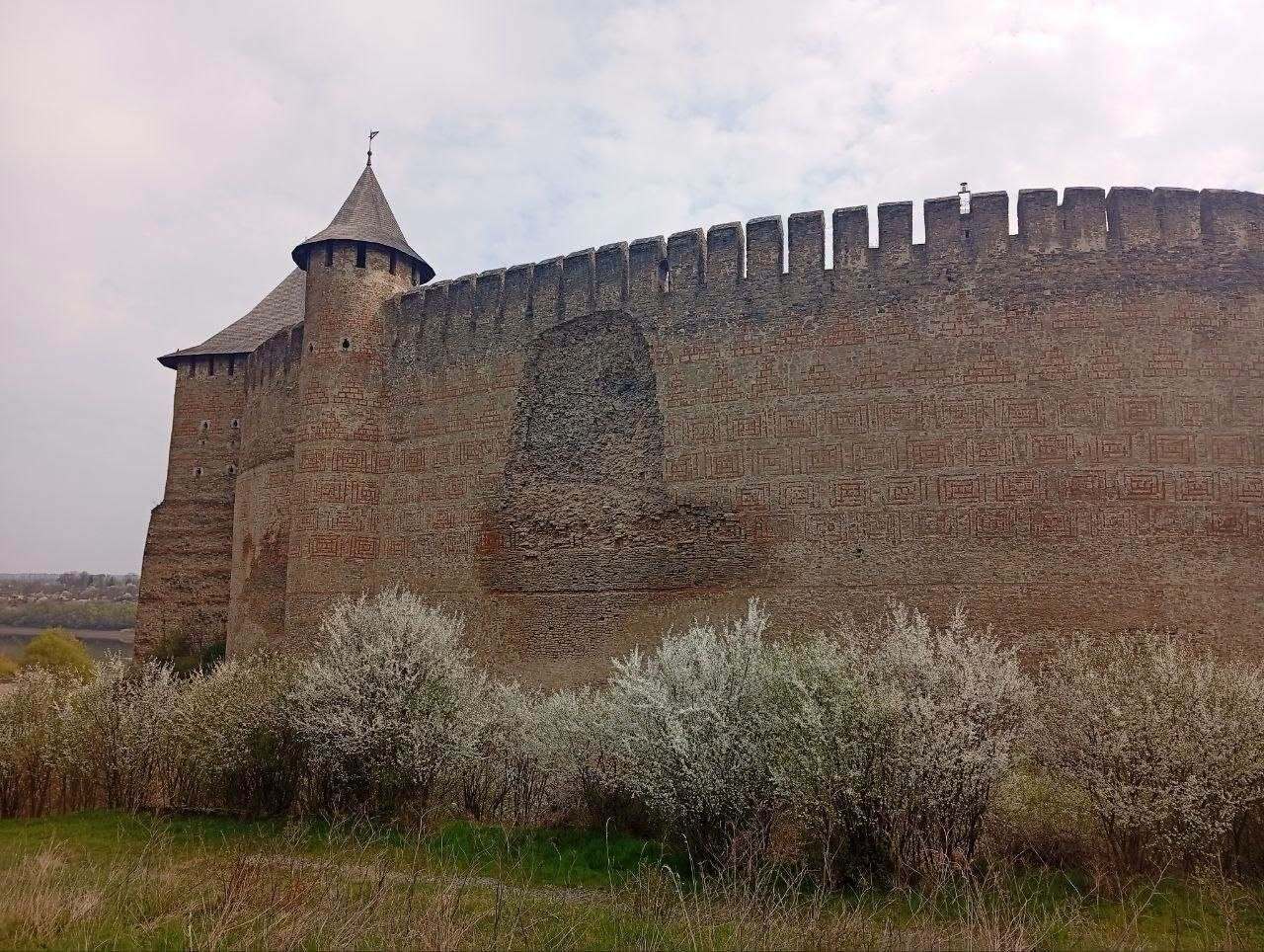 У Хотині частково обвалилася стіна історичної фортеці: момент потрапив на відео