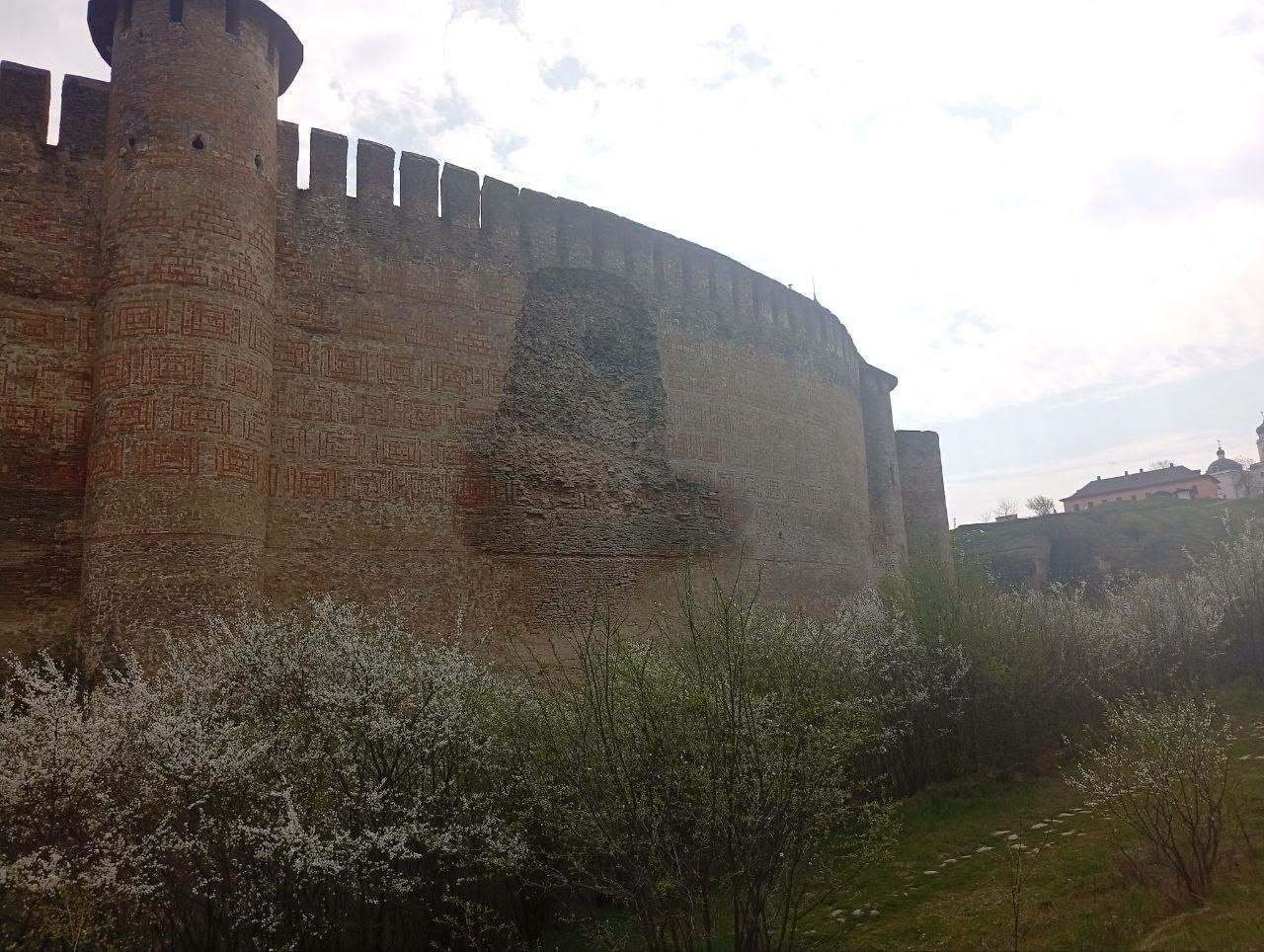 У Хотині частково обвалилася стіна історичної фортеці: момент потрапив на відео