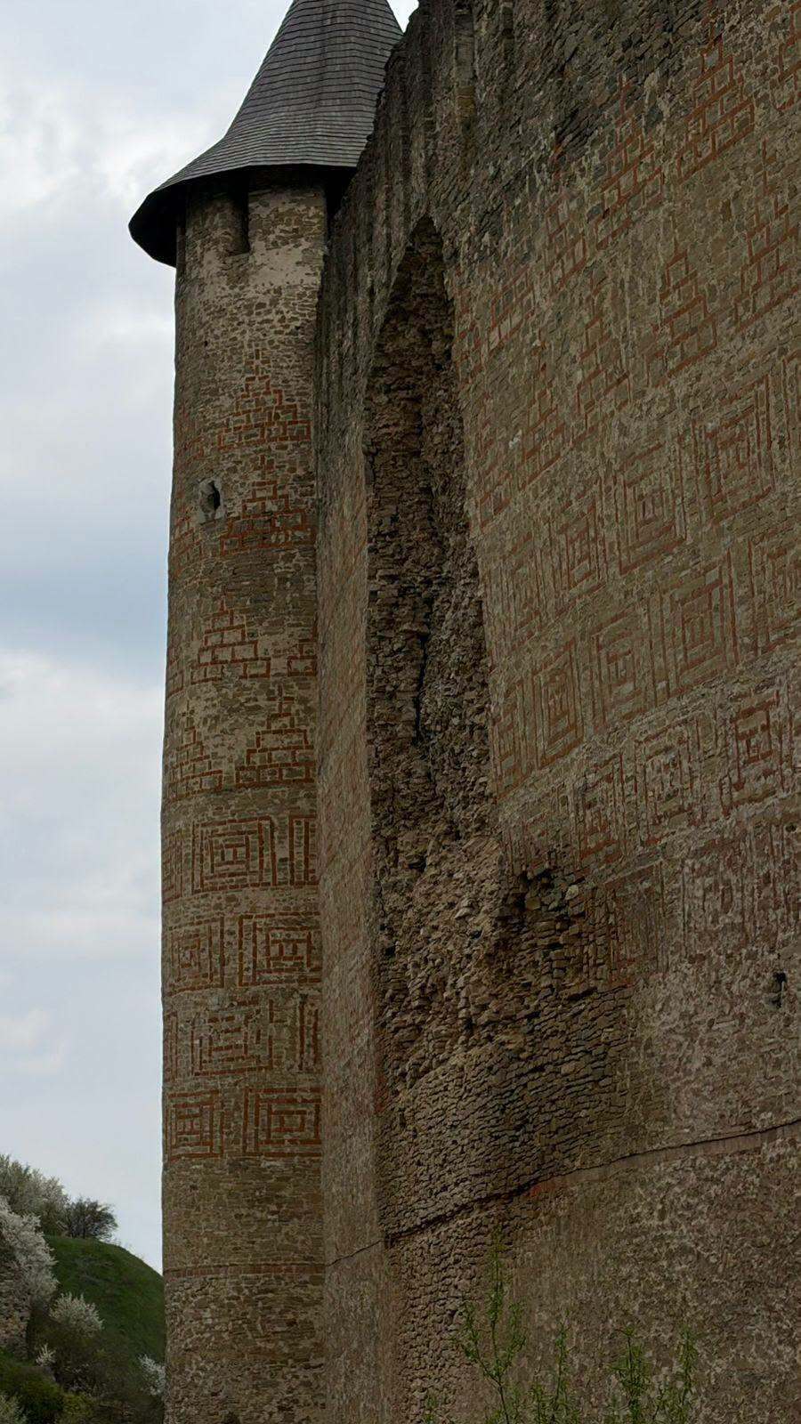 У Хотині частково обвалилася стіна історичної фортеці: момент потрапив на відео
