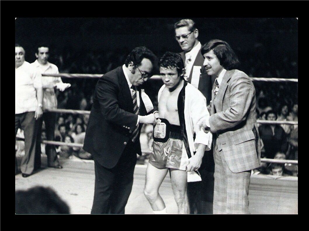 Помер легендарний чемпіон світу з боксу, який 14 разів захищав свій титул