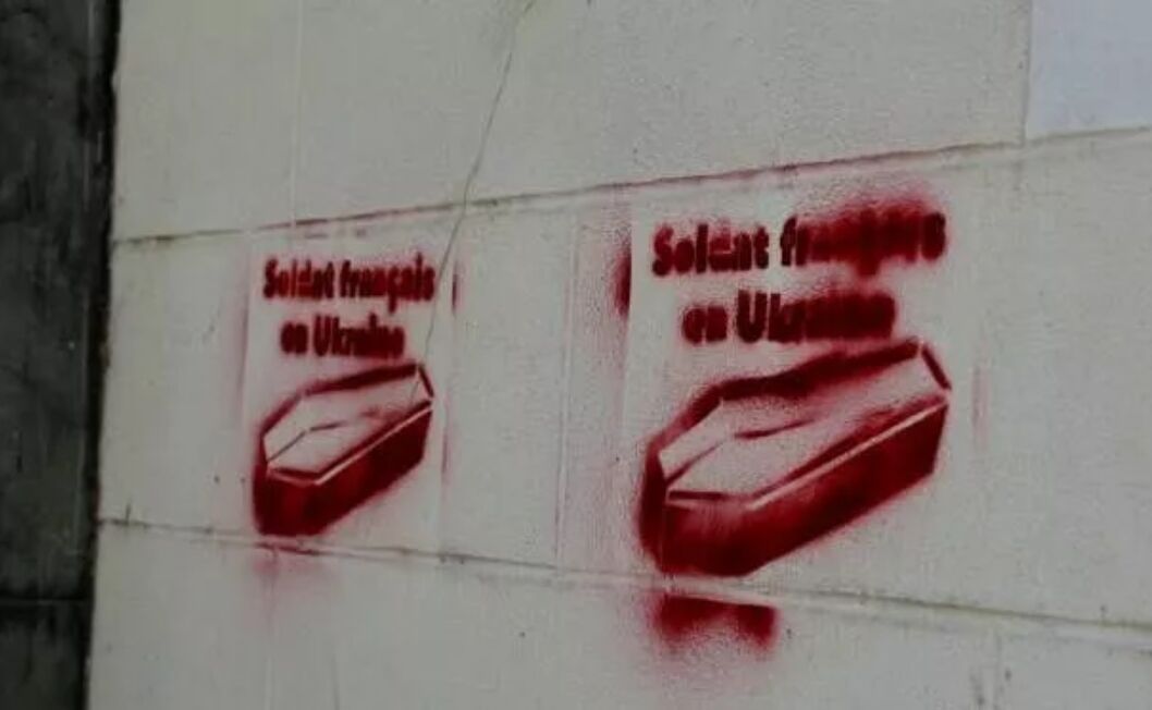 "Деморалізація армії": у Парижі винесли вирок молдаванам за графіті з трунами "французьких солдатів в Україні"