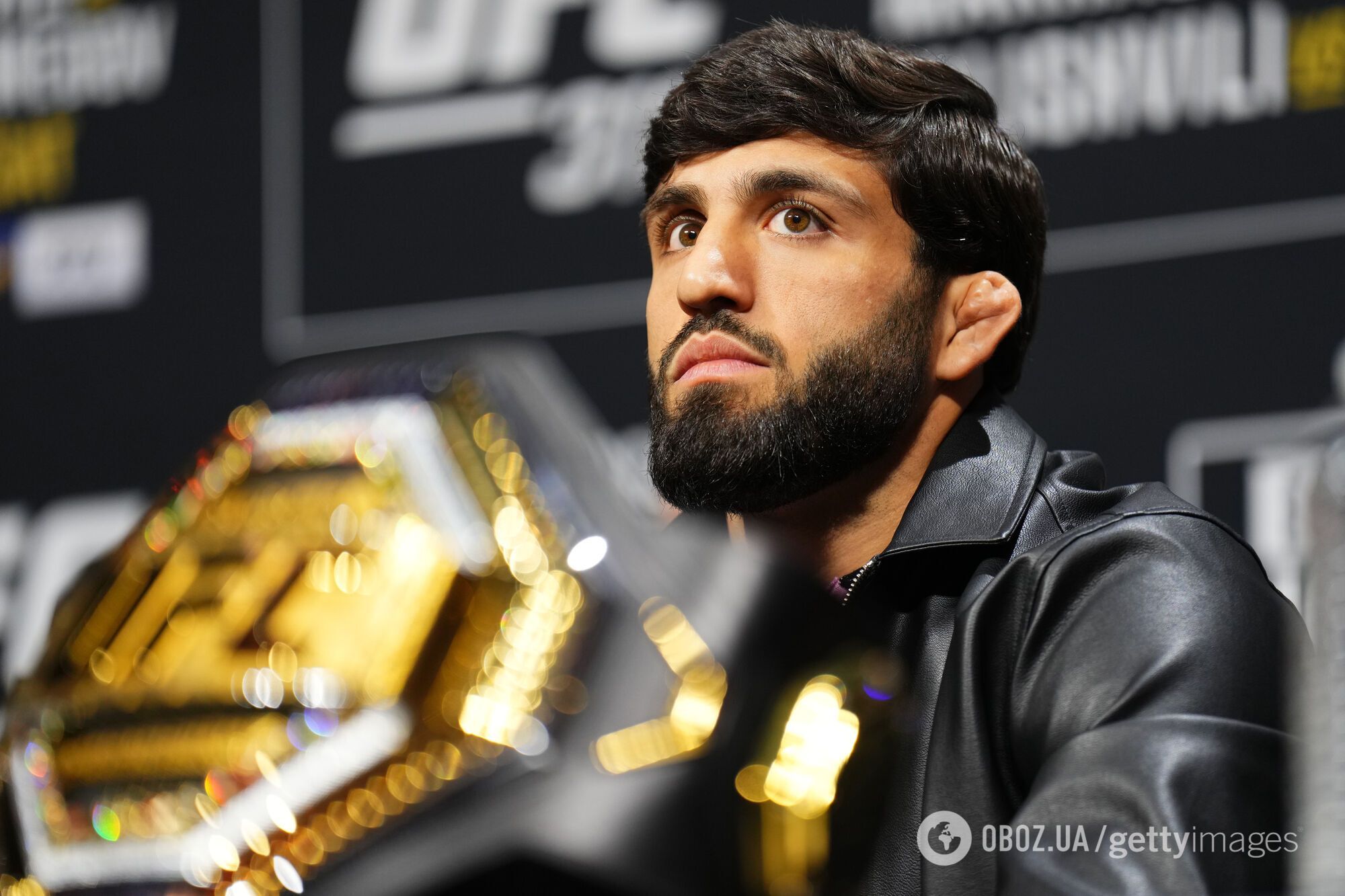 Российского чемпиона выгнали из самолета в США, сняв с рейса. Видео