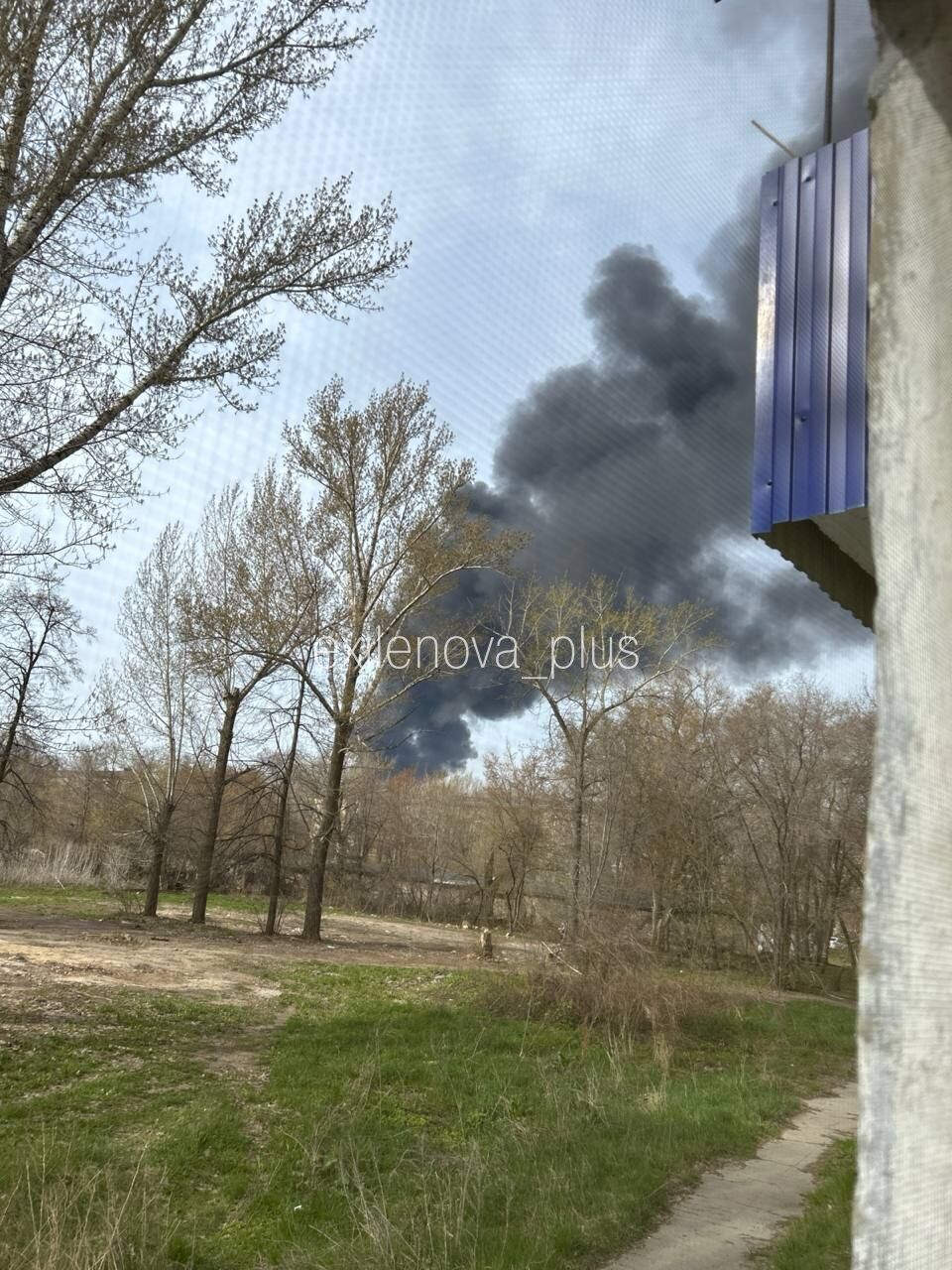 В Росії після ранкової атаки дронів палає вже другий НПЗ: фото та відео