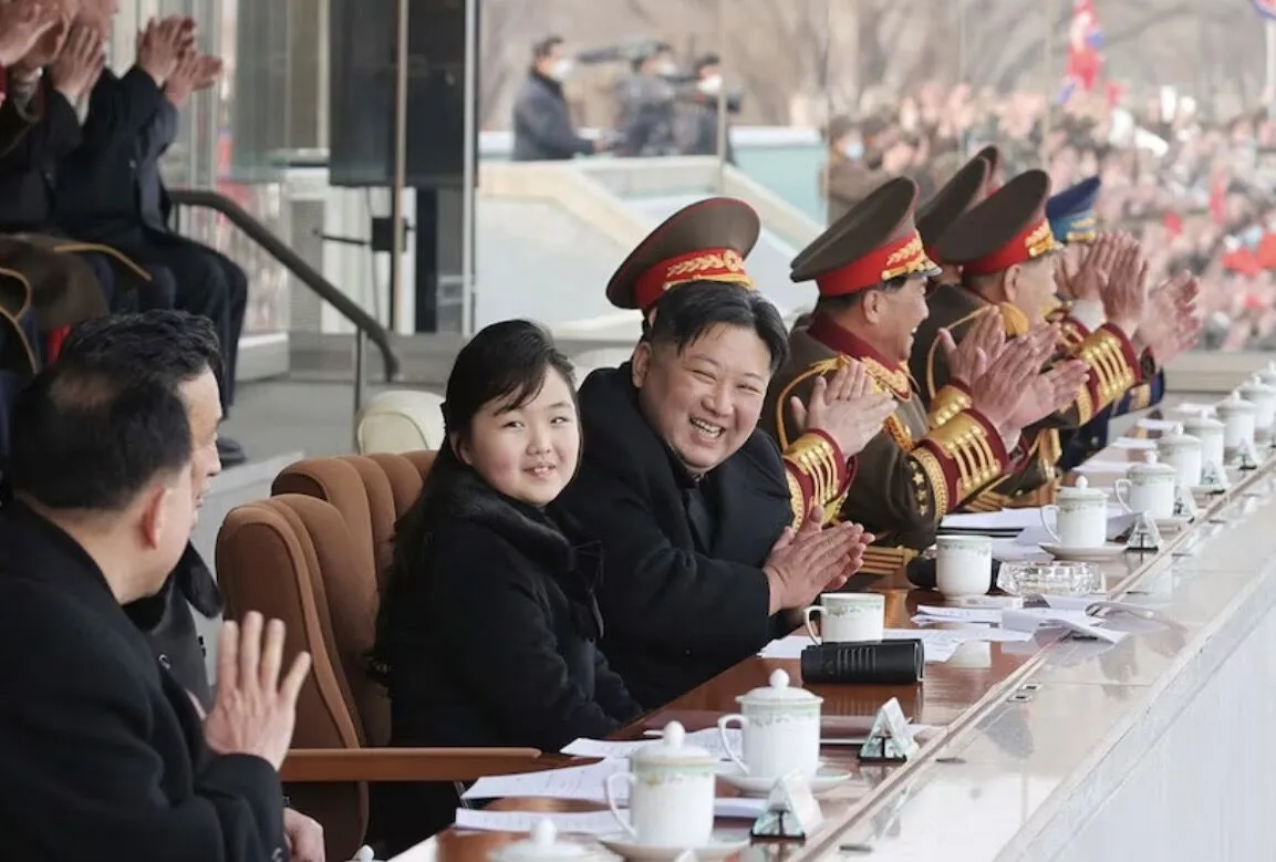 Таємнича дівчина для найбільш ізольованої держави світу: історія "надзвичайного" злету доньки Кім Чен Ина