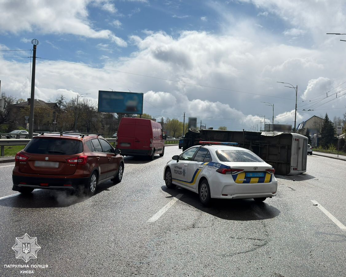 В Киеве в результате ДТП перевернулся микроавтобус: образовалась пробка. Подробности, фото и видео