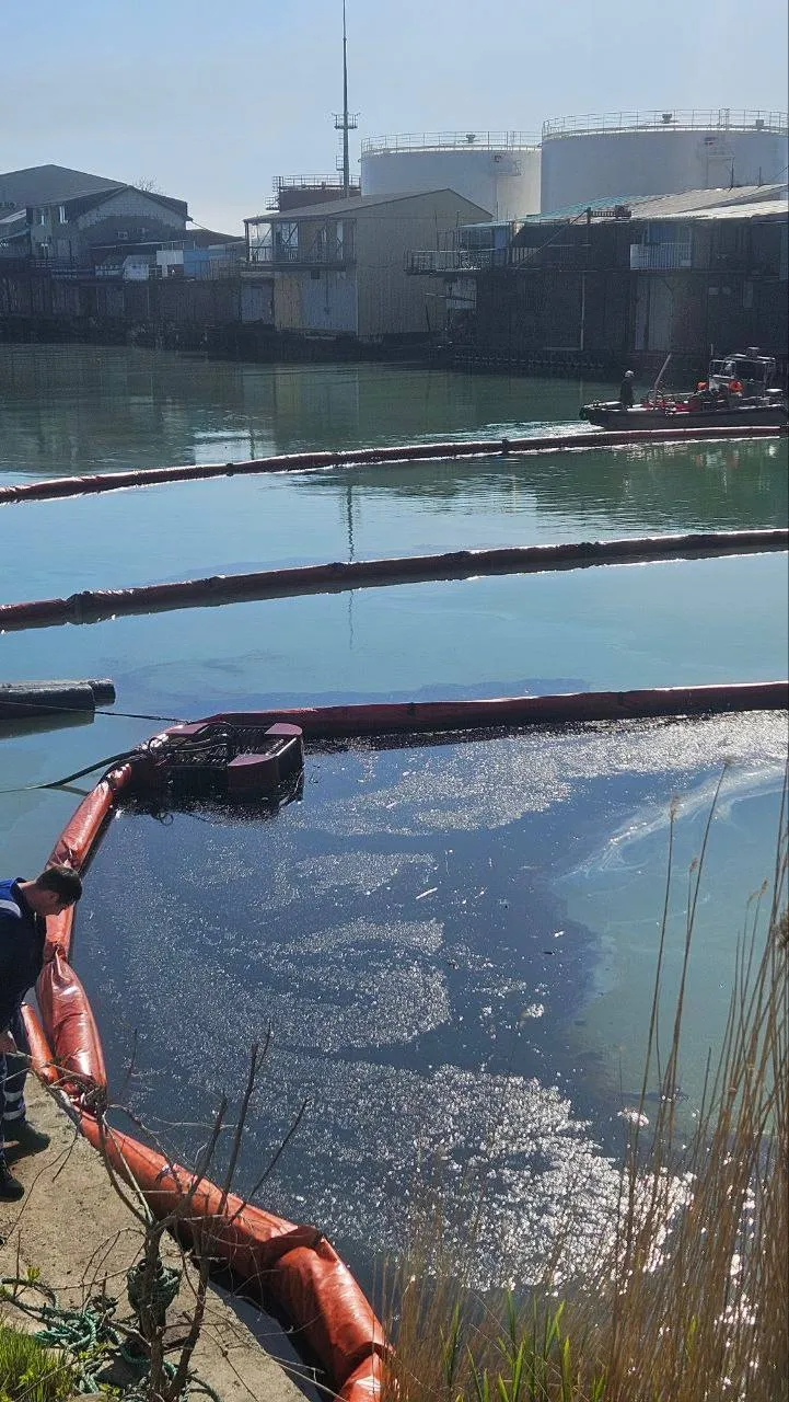 У Туапсе другу добу не можуть загасити пожежу на НПЗ після атаки Сил оборони України. Фото і відео