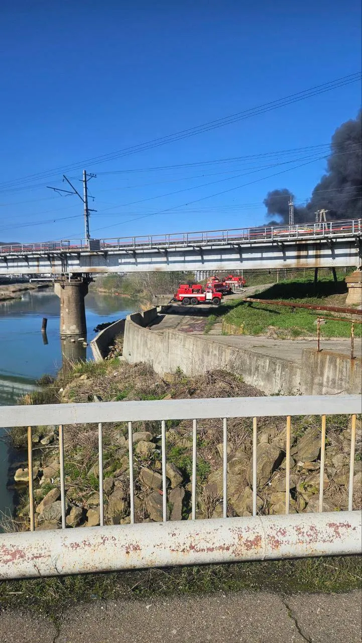У Туапсе другу добу не можуть загасити пожежу на НПЗ після атаки Сил оборони України. Фото і відео