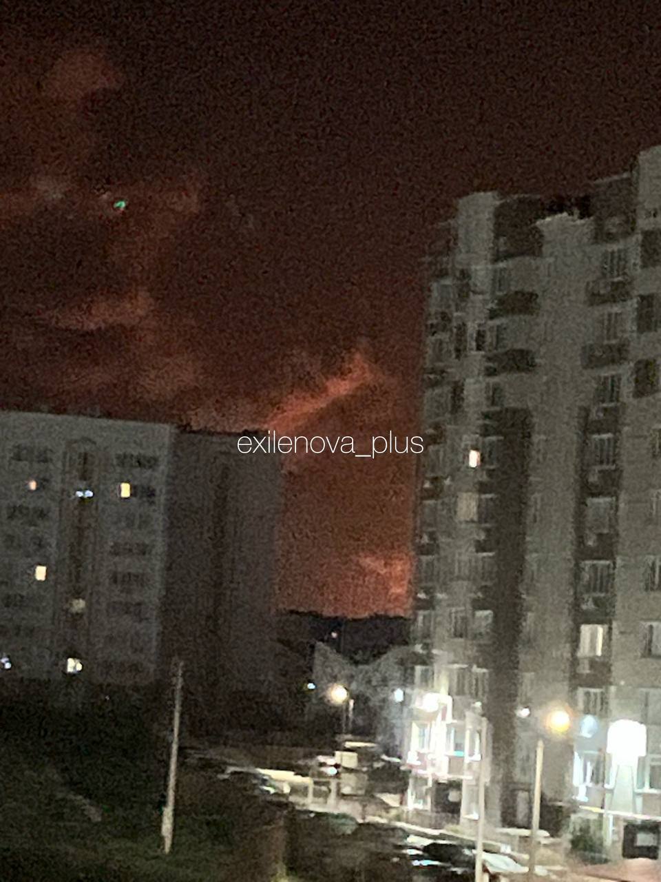 В Севастополе после атаки дронов вспыхнула нефтебаза: первые подробности и видео