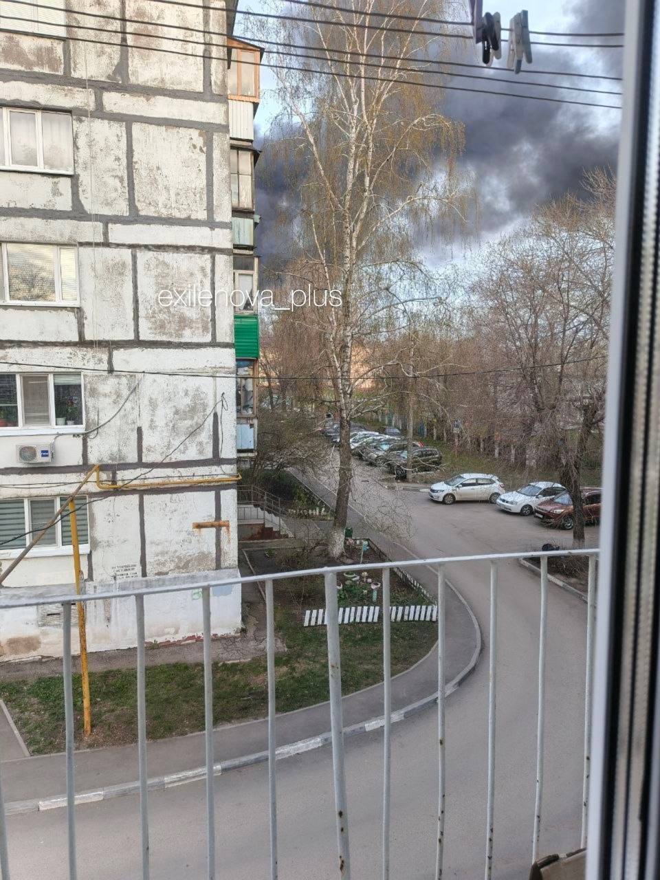 В Росії прогриміли вибухи на черговому НПЗ: дим від пожежі видно над усім містом. Фото та вуідео