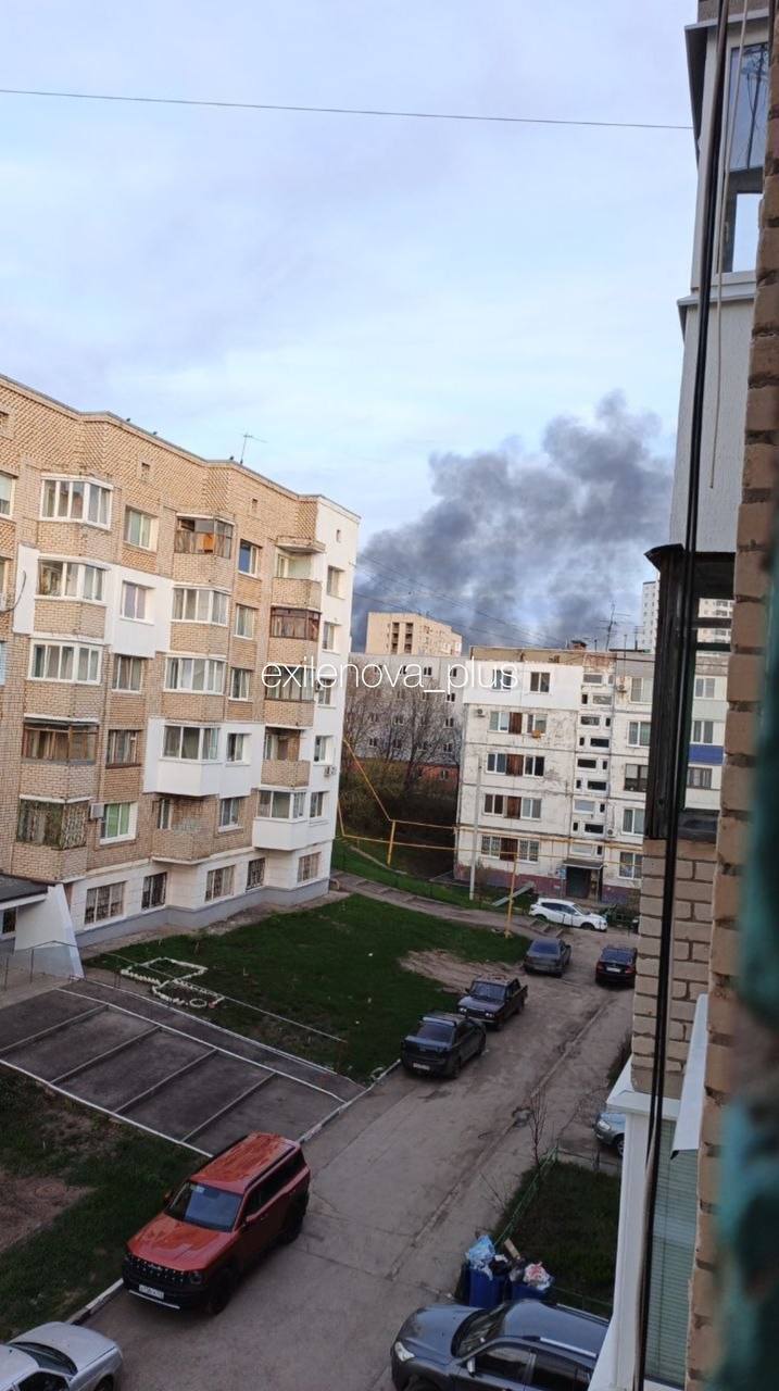 В Росії прогриміли вибухи на черговому НПЗ: дим від пожежі видно над усім містом. Фото та вуідео