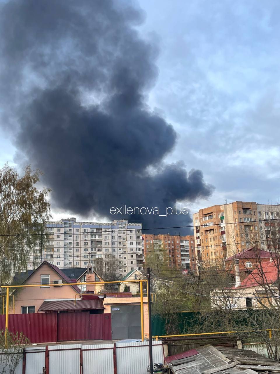 В Росії прогриміли вибухи на черговому НПЗ: дим від пожежі видно над усім містом. Фото та вуідео