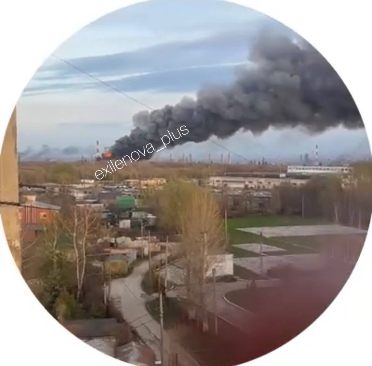 В Росії прогриміли вибухи на черговому НПЗ: дим від пожежі видно над усім містом. Фото та вуідео