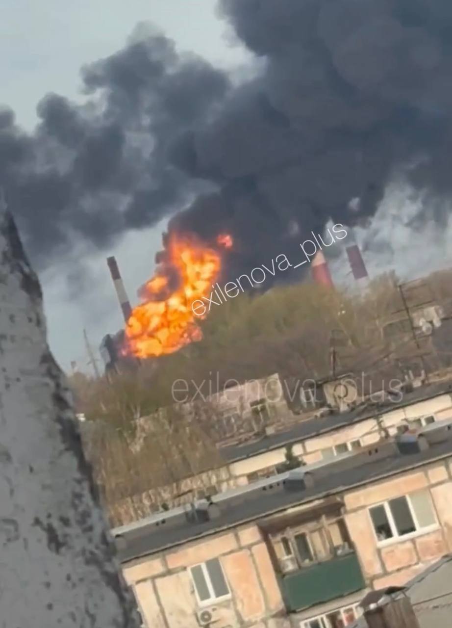 В Росії прогриміли вибухи на черговому НПЗ: дим від пожежі видно над усім містом. Фото та вуідео