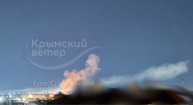 В Севастополе после атаки дронов вспыхнула нефтебаза: первые подробности и видео