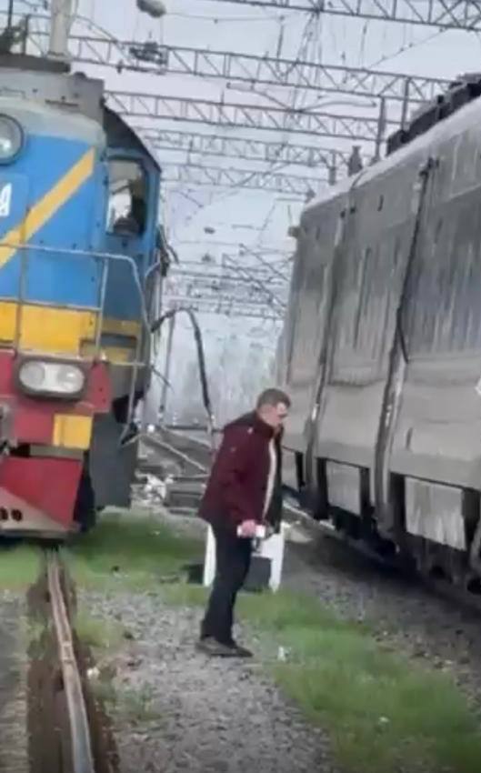 На Вінниччині тепловоз зіткнувся з пасажирським поїздом "Інтерсіті": що відомо про наслідки. Фото, відео