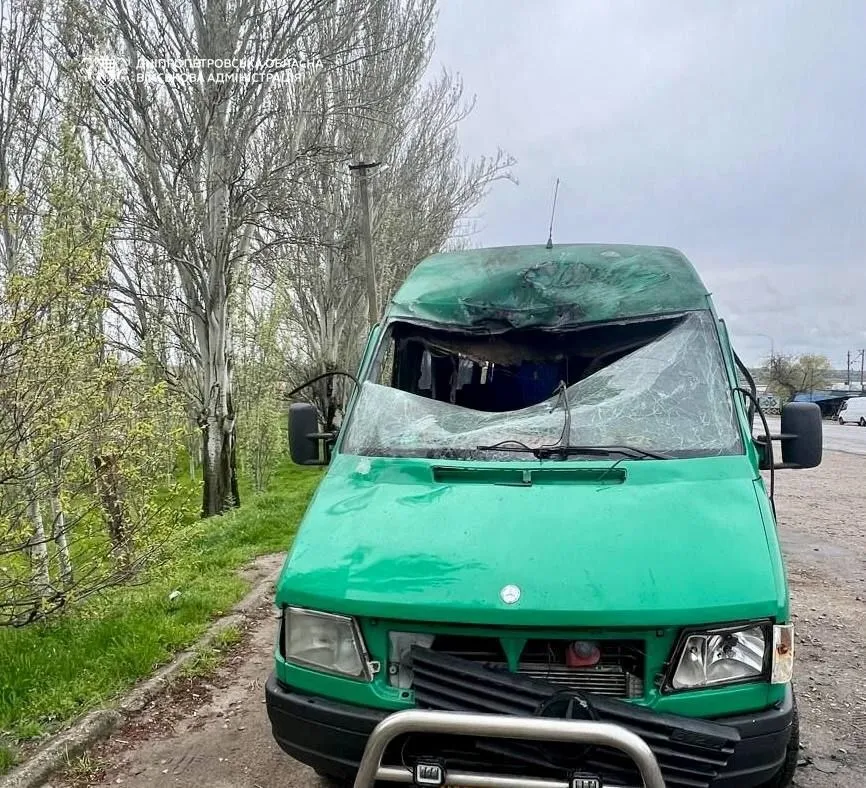 Ворог вдарив по рейсовому мікроавтобусу на Нікопольщині: серед поранених - дитина. Фото