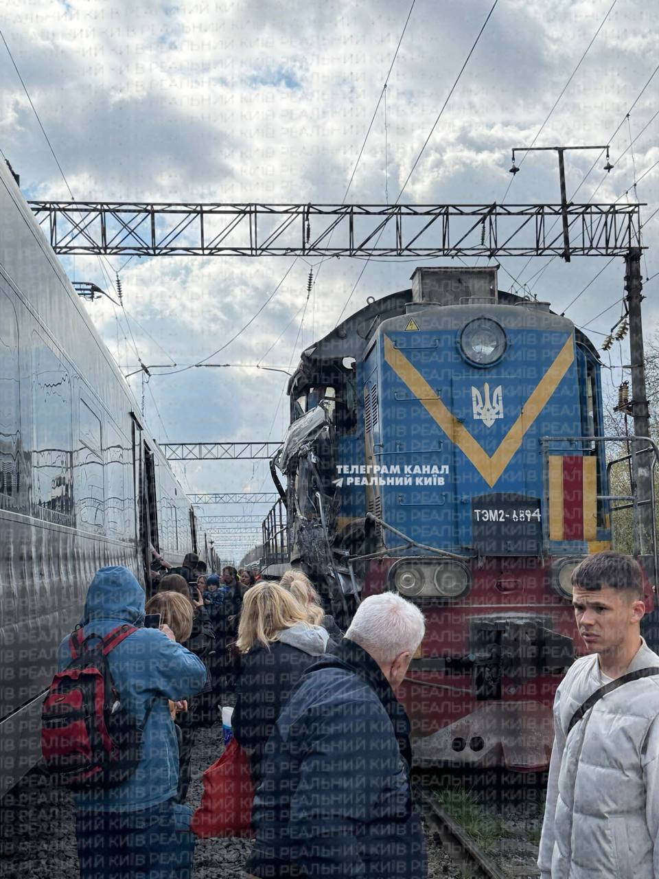 На Вінниччині тепловоз зіткнувся з пасажирським поїздом "Інтерсіті": що відомо про наслідки. Фото, відео