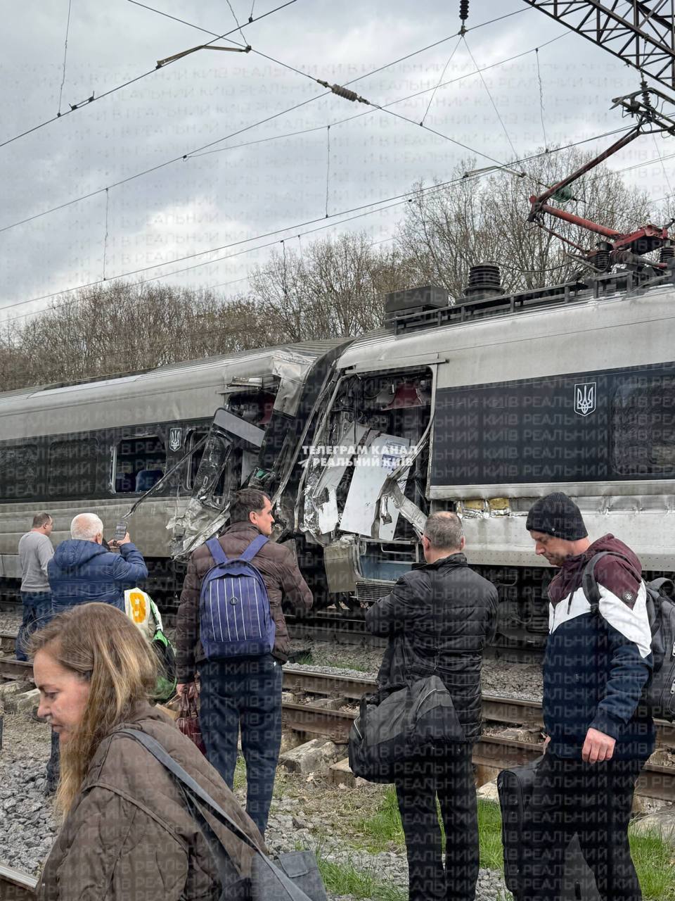На Вінниччині тепловоз зіткнувся з пасажирським поїздом "Інтерсіті": що відомо про наслідки. Фото, відео
