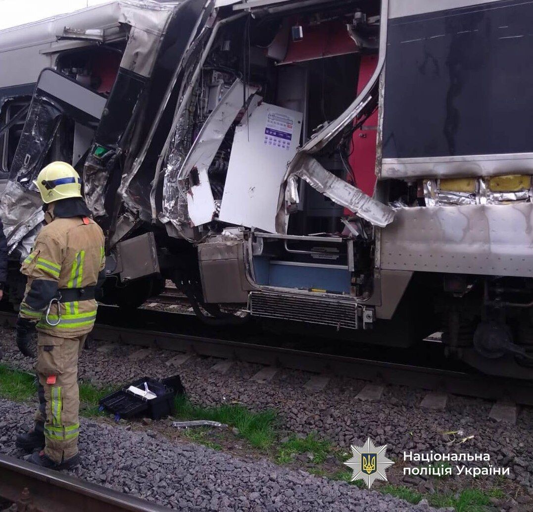 На Вінниччині тепловоз зіткнувся з пасажирським поїздом "Інтерсіті": що відомо про наслідки. Фото, відео