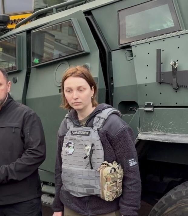 "Взяла на себе надскладну місію": що відомо про перемовницю, яка намагалась встановити контакт зі стрільцем у Києві. Фото