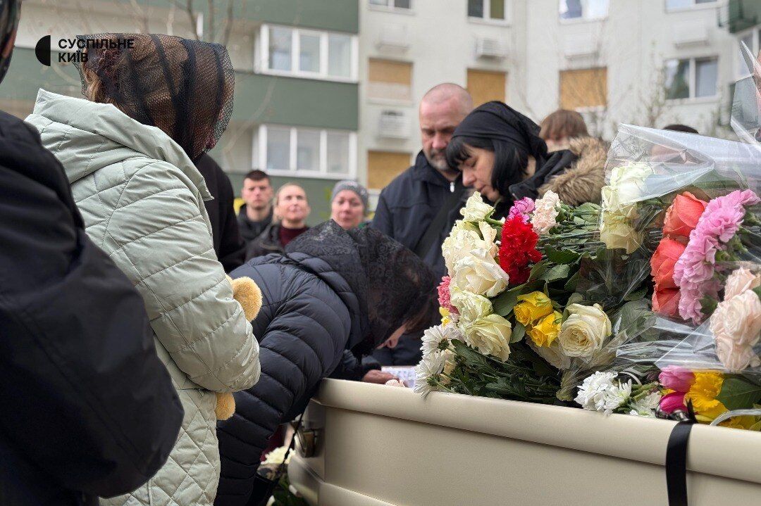В Киеве попрощались с 11-летним Максимом Веремчуком, который погиб в результате атаки РФ. Фото