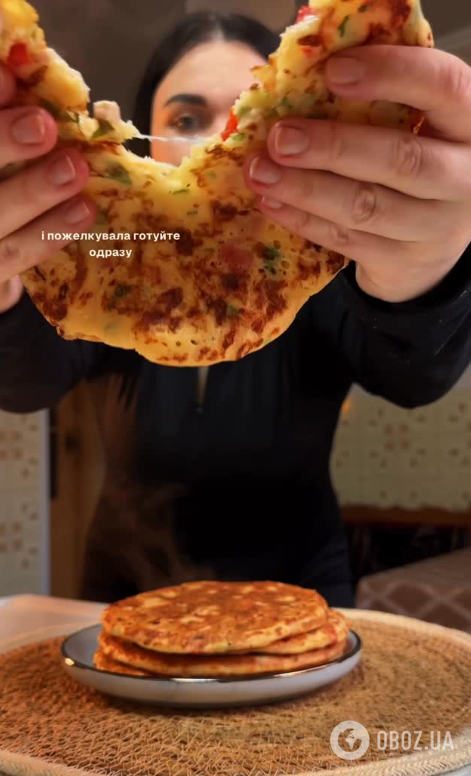 Лінива домашня піца у форму панкеків на сковорідці: готується за лічені хвилини