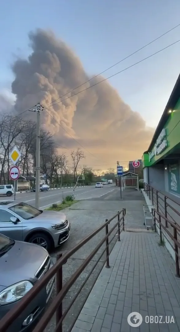 У Туапсе другу добу не можуть загасити пожежу на НПЗ після атаки Сил оборони України. Фото і відео