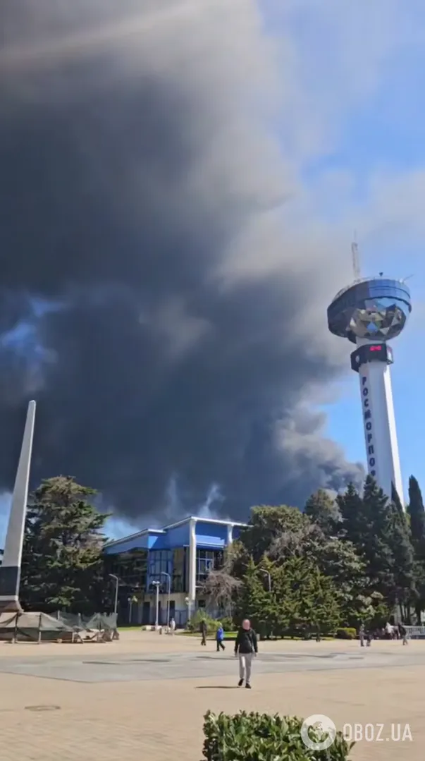 У Туапсе другу добу не можуть загасити пожежу на НПЗ після атаки Сил оборони України. Фото і відео