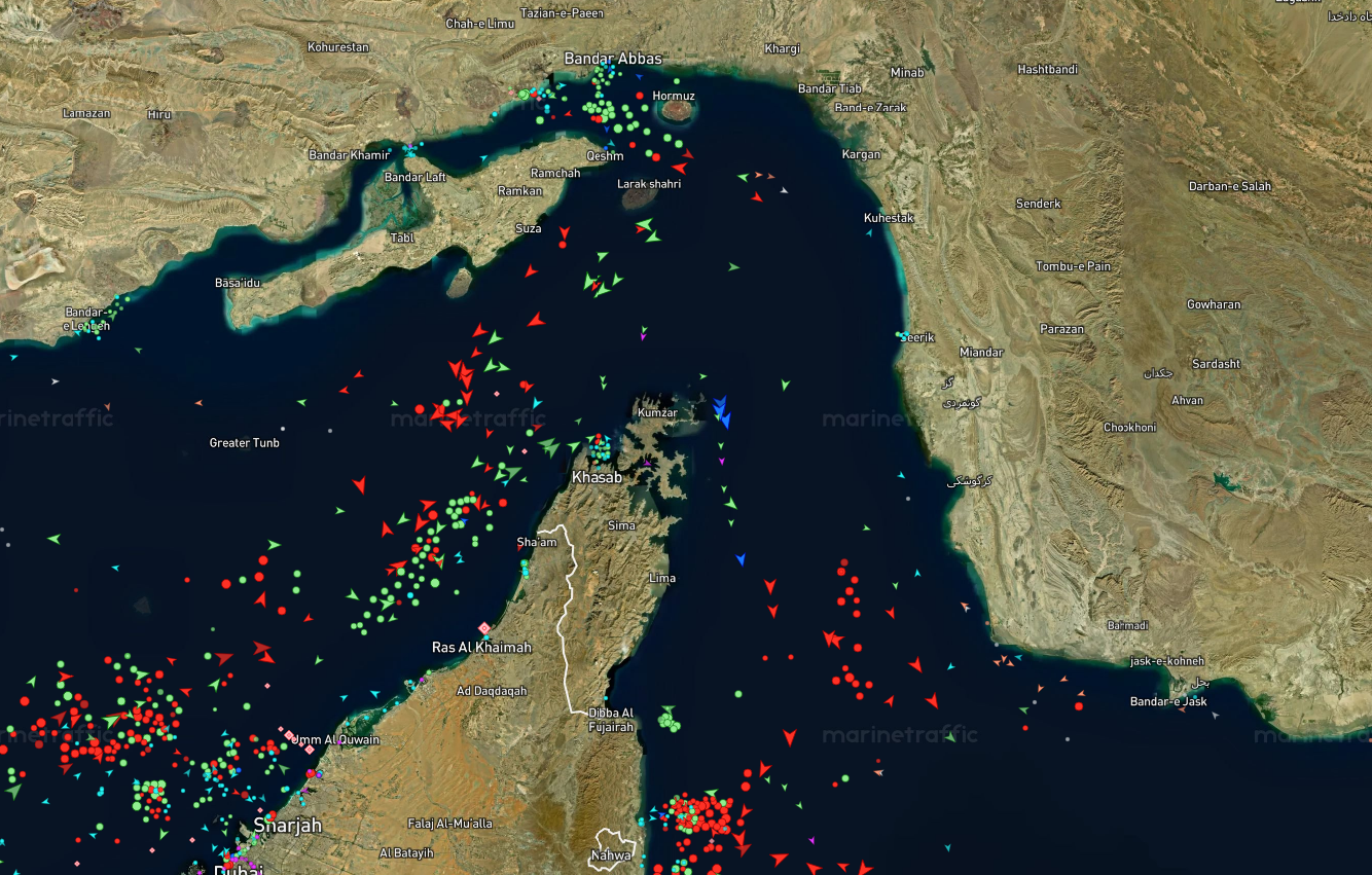 Иран обстрелял два судна, пытавшихся пройти Ормузский пролив – Reuters