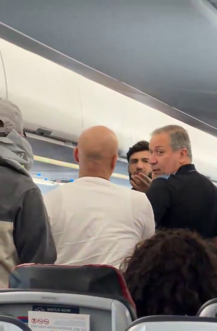 Российского чемпиона выгнали из самолета в США, сняв с рейса. Видео