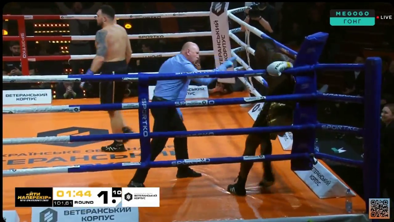 Непереможний український боксер виграв чемпіонський бій нокаутом у першому ж раунді. Відео