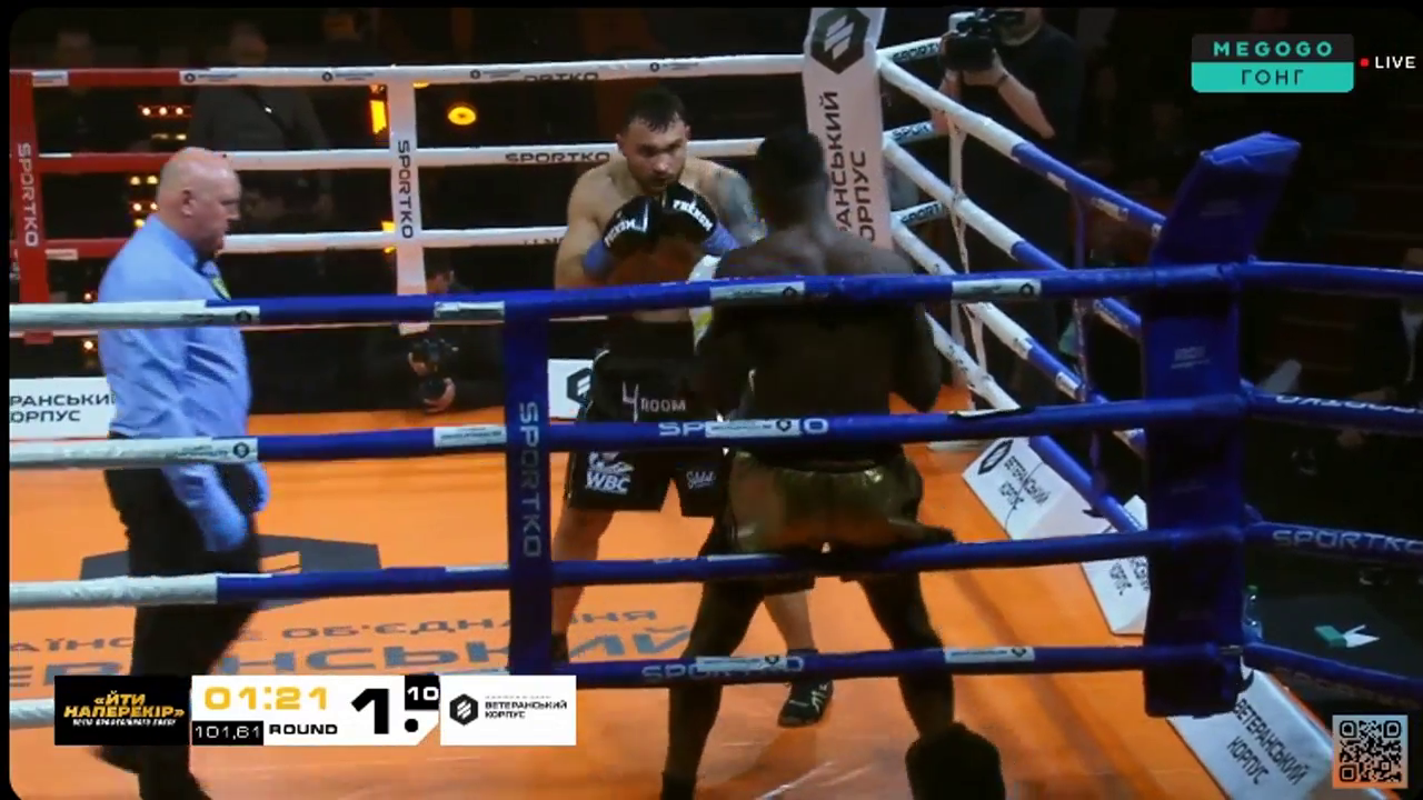 Непереможний український боксер виграв чемпіонський бій нокаутом у першому ж раунді. Відео
