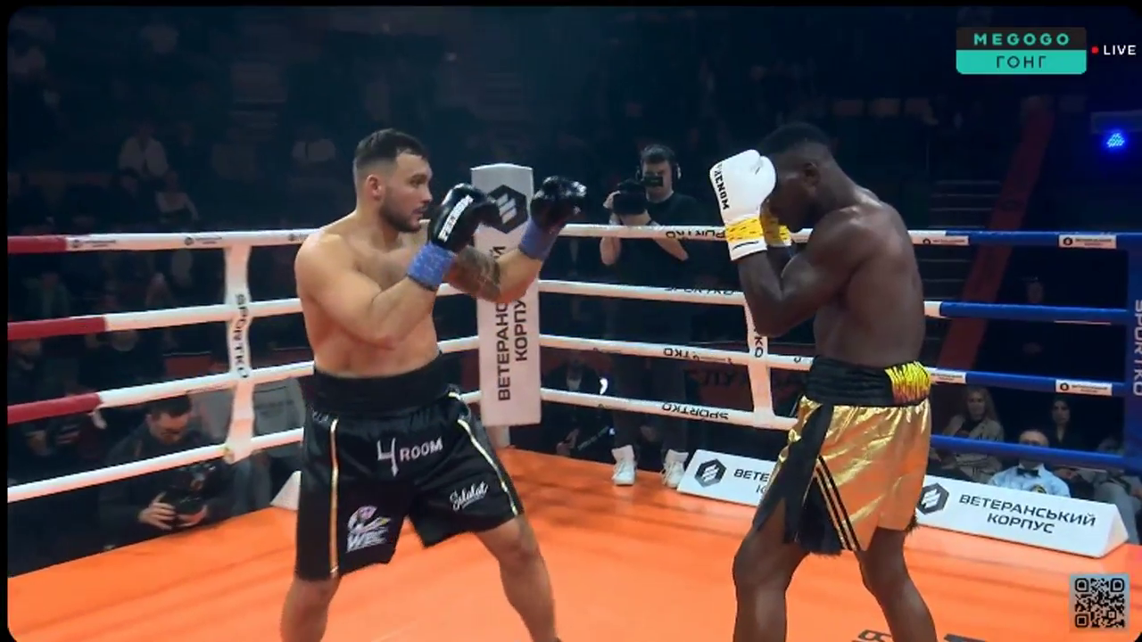 Непереможний український боксер виграв чемпіонський бій нокаутом у першому ж раунді. Відео