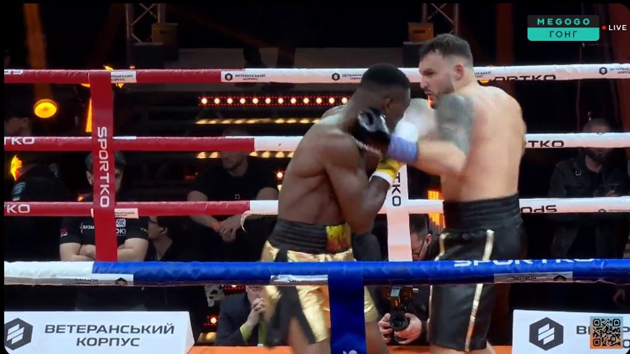Непереможний український боксер виграв чемпіонський бій нокаутом у першому ж раунді. Відео