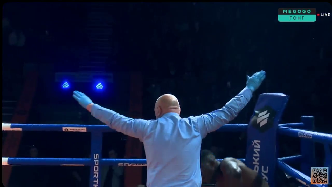 Непереможний український боксер виграв чемпіонський бій нокаутом у першому ж раунді. Відео