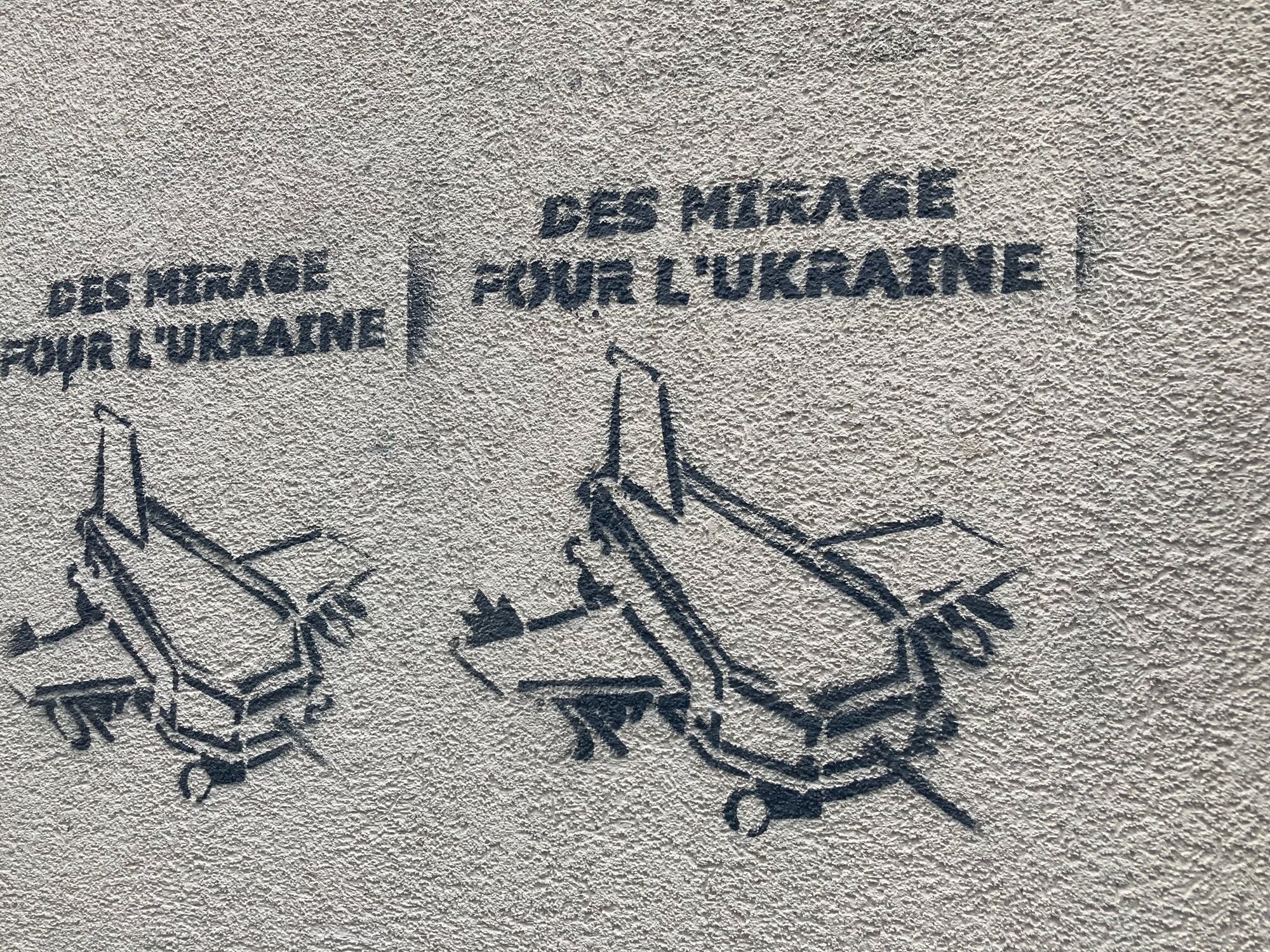 "Деморалізація армії": у Парижі винесли вирок молдаванам за графіті з трунами "французьких солдатів в Україні"